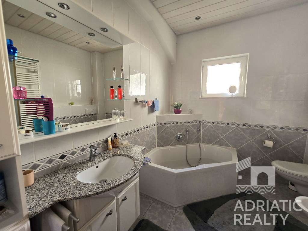 Vodice, splendida casa familiare con piscina e giardino ben curato