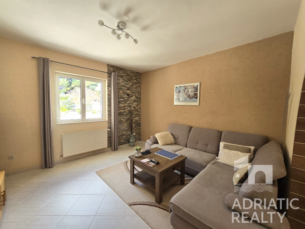 Vodice, splendida casa familiare con piscina e giardino ben curato