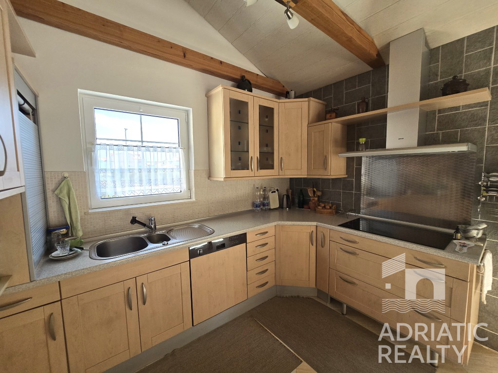 Vodice, splendida casa familiare con piscina e giardino ben curato