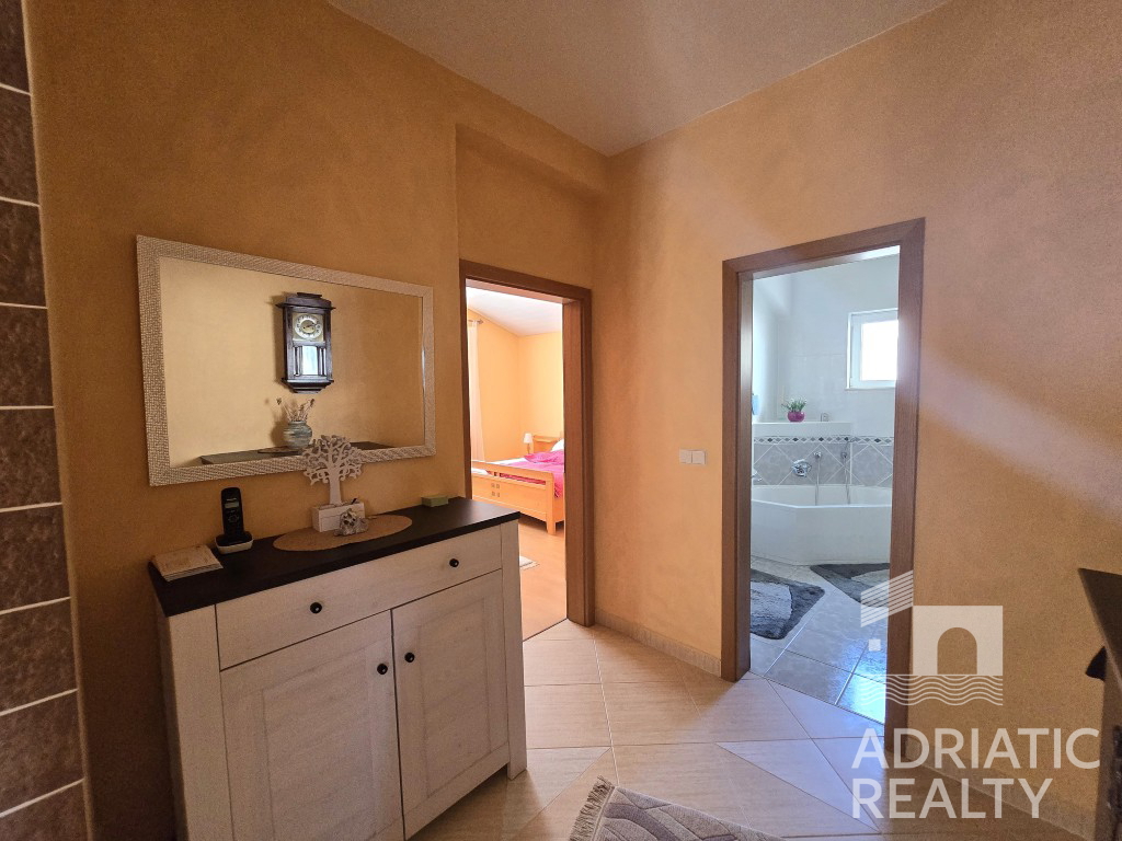 Vodice, splendida casa familiare con piscina e giardino ben curato