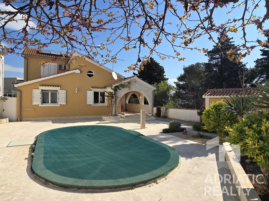 Vodice, splendida casa familiare con piscina e giardino ben curato