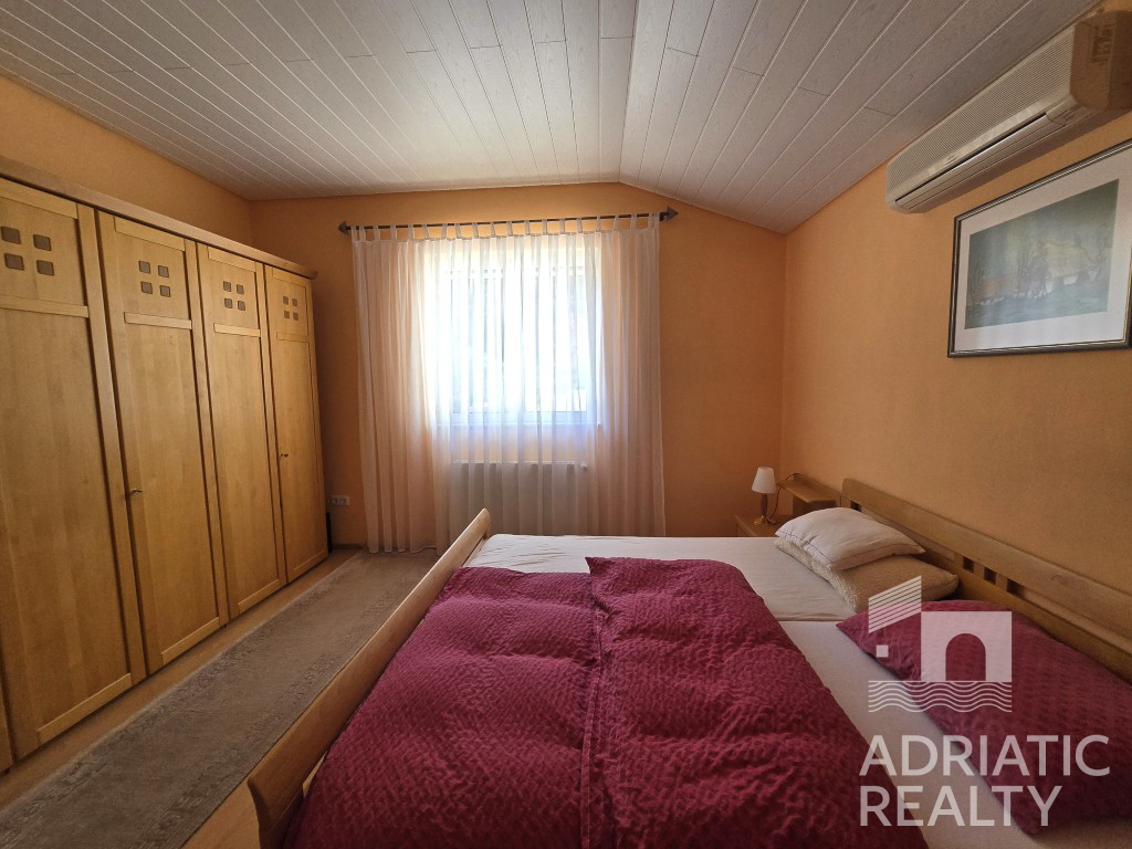 Vodice, splendida casa familiare con piscina e giardino ben curato