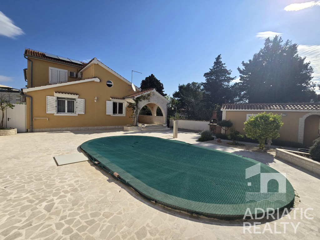 Vodice, splendida casa familiare con piscina e giardino ben curato