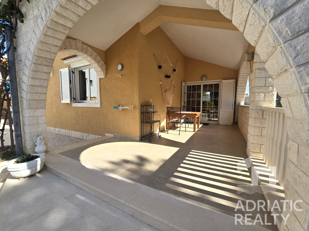 Vodice, splendida casa familiare con piscina e giardino ben curato