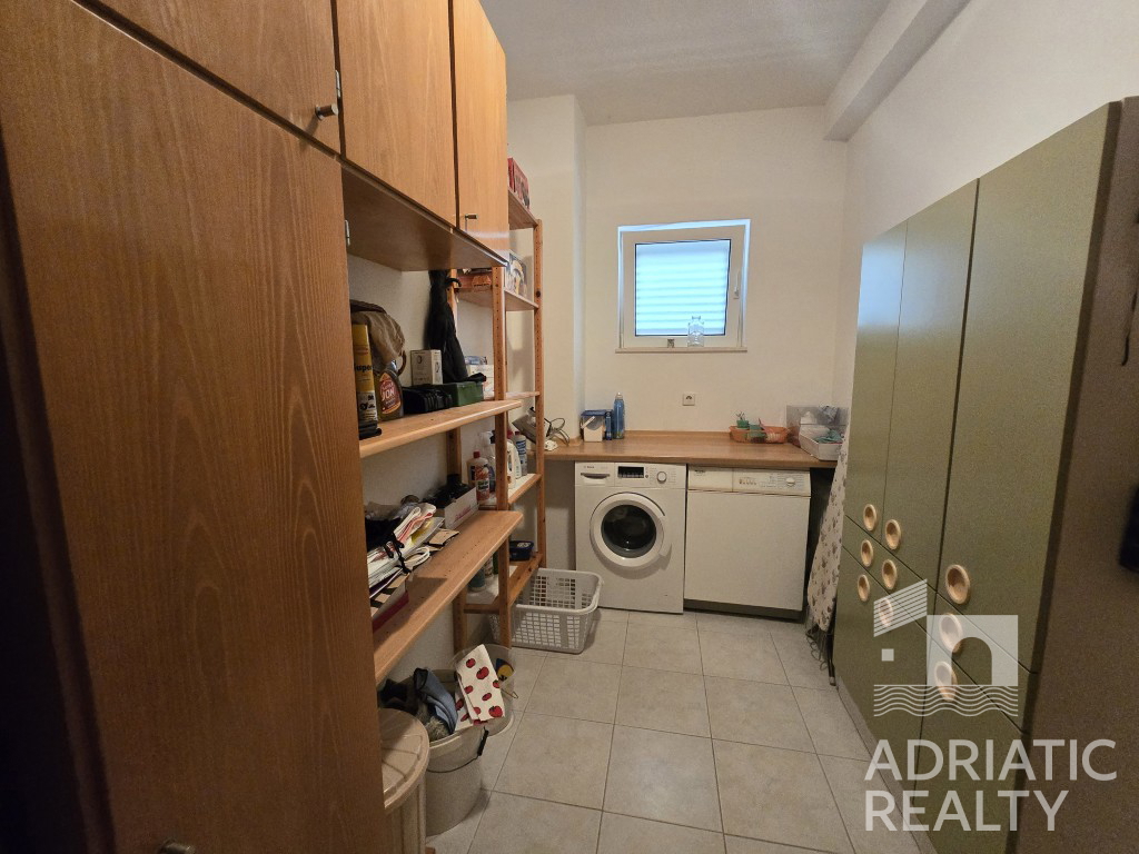 Vodice, splendida casa familiare con piscina e giardino ben curato