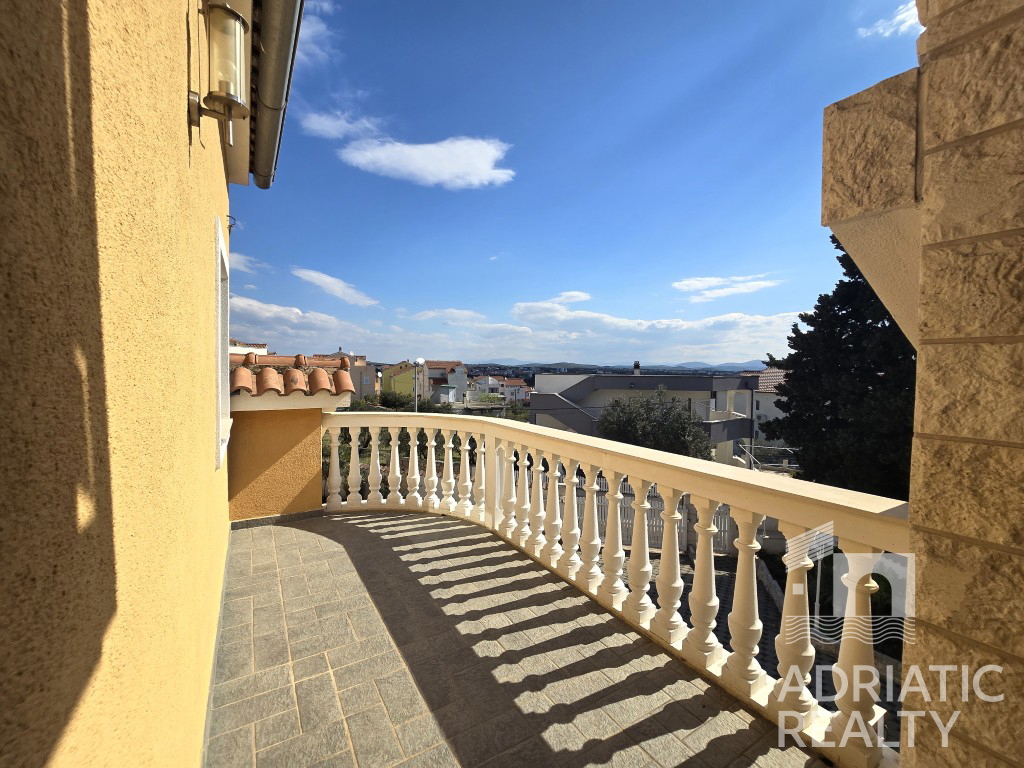 Vodice, splendida casa familiare con piscina e giardino ben curato