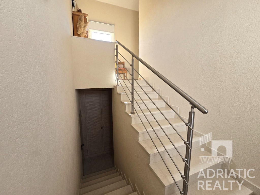 Vodice, splendida casa familiare con piscina e giardino ben curato