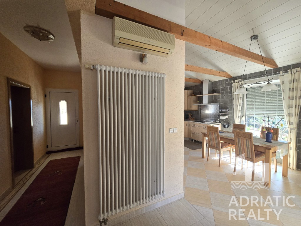 Vodice, splendida casa familiare con piscina e giardino ben curato