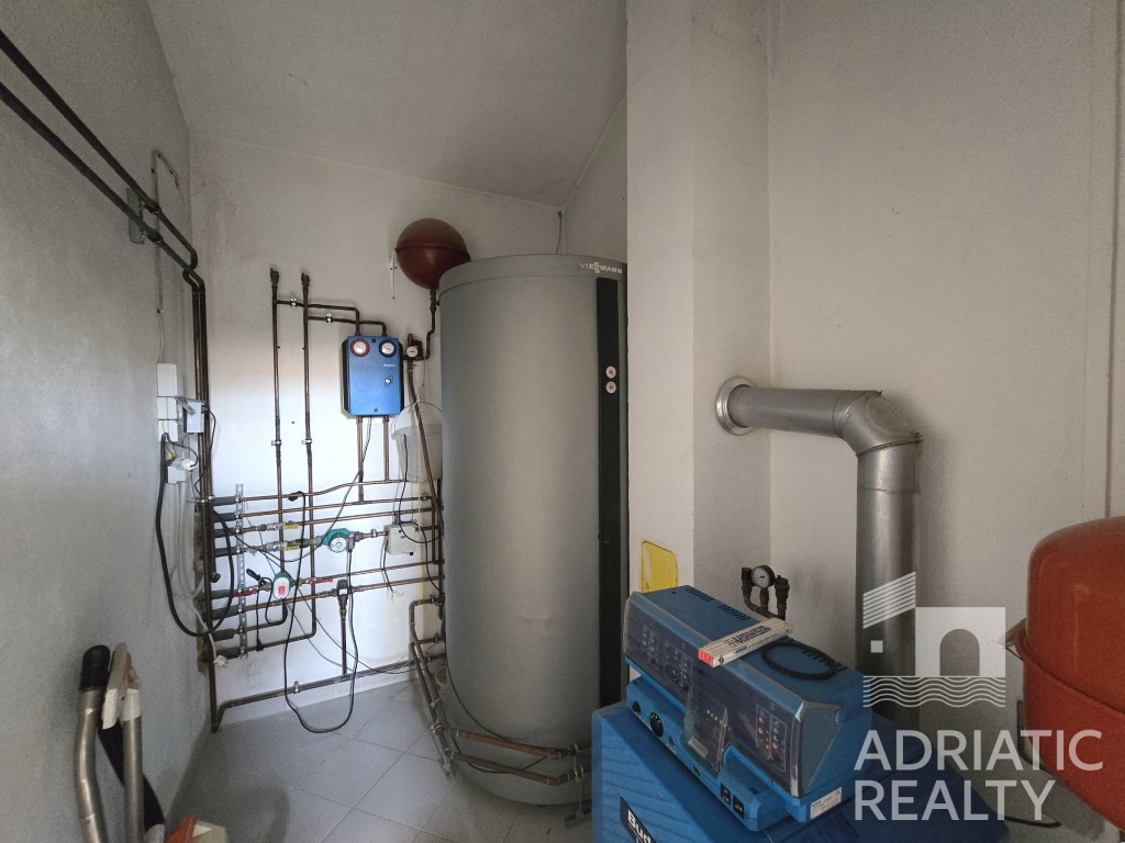 Vodice, splendida casa familiare con piscina e giardino ben curato