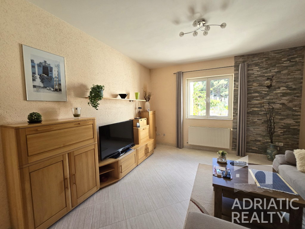 Vodice, splendida casa familiare con piscina e giardino ben curato