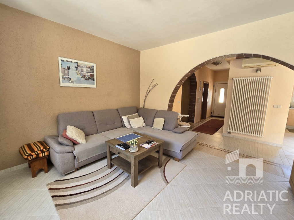 Vodice, splendida casa familiare con piscina e giardino ben curato