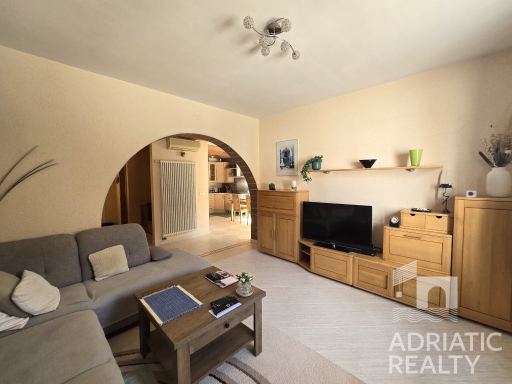 Vodice, splendida casa familiare con piscina e giardino ben curato