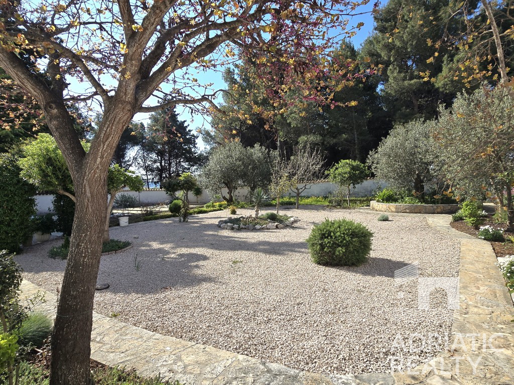 Vodice, splendida casa familiare con piscina e giardino ben curato