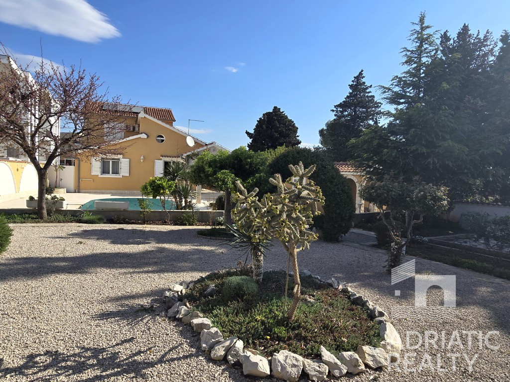 Vodice, splendida casa familiare con piscina e giardino ben curato