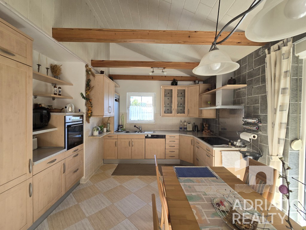 Vodice, splendida casa familiare con piscina e giardino ben curato