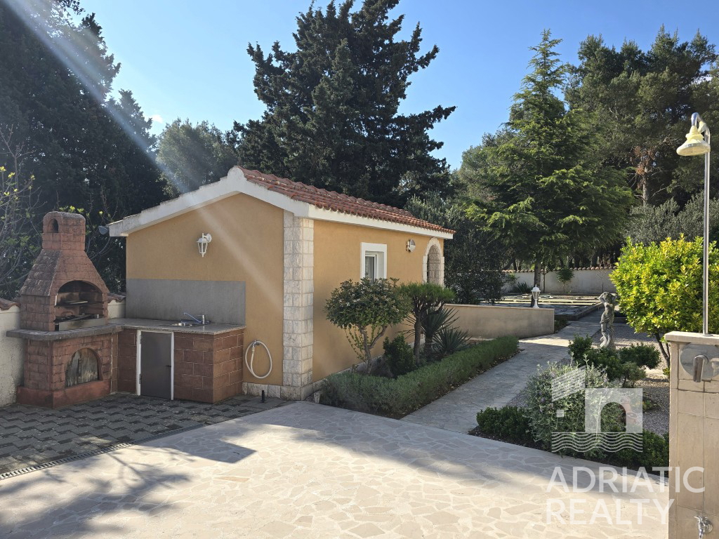 Vodice, splendida casa familiare con piscina e giardino ben curato