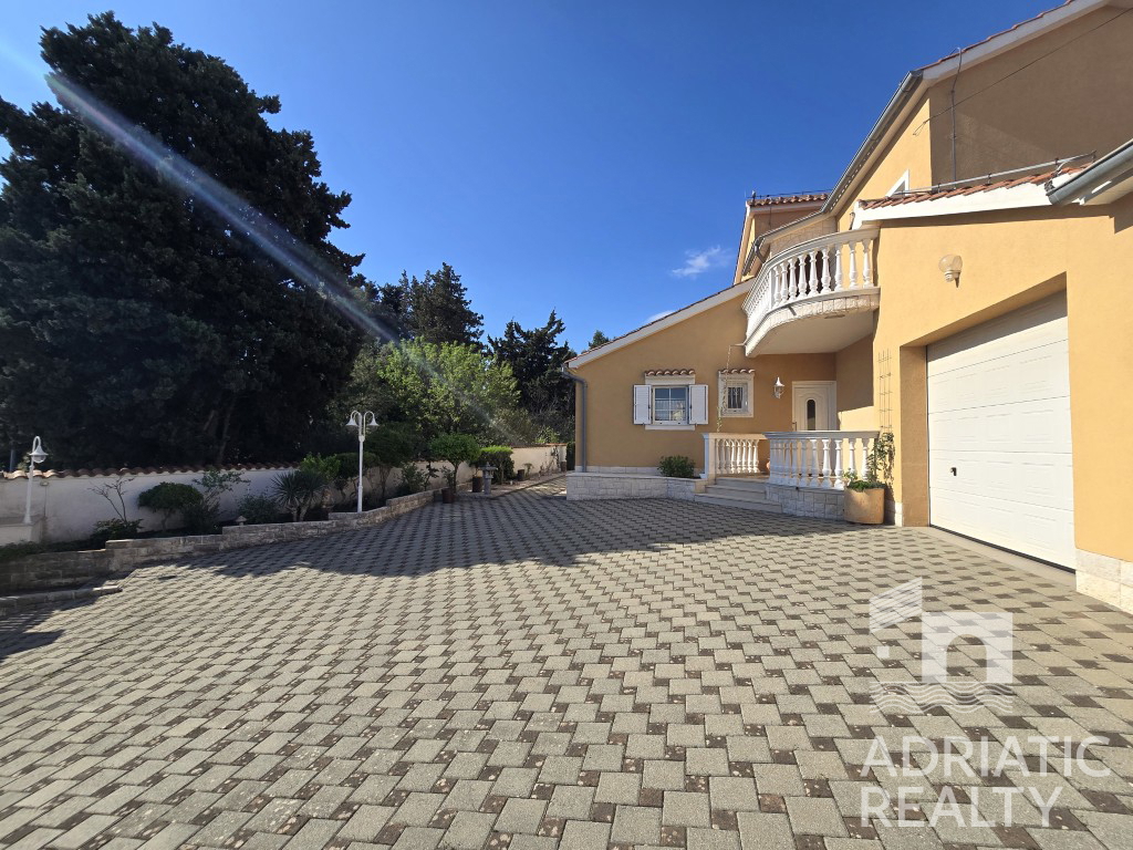 Vodice, splendida casa familiare con piscina e giardino ben curato