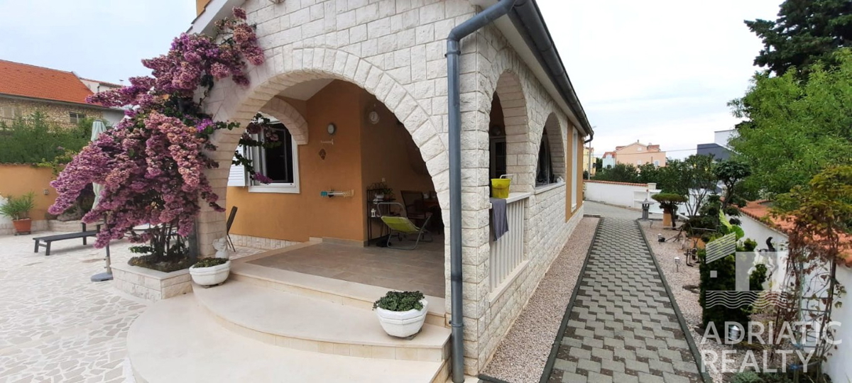 Vodice, splendida casa familiare con piscina e giardino ben curato