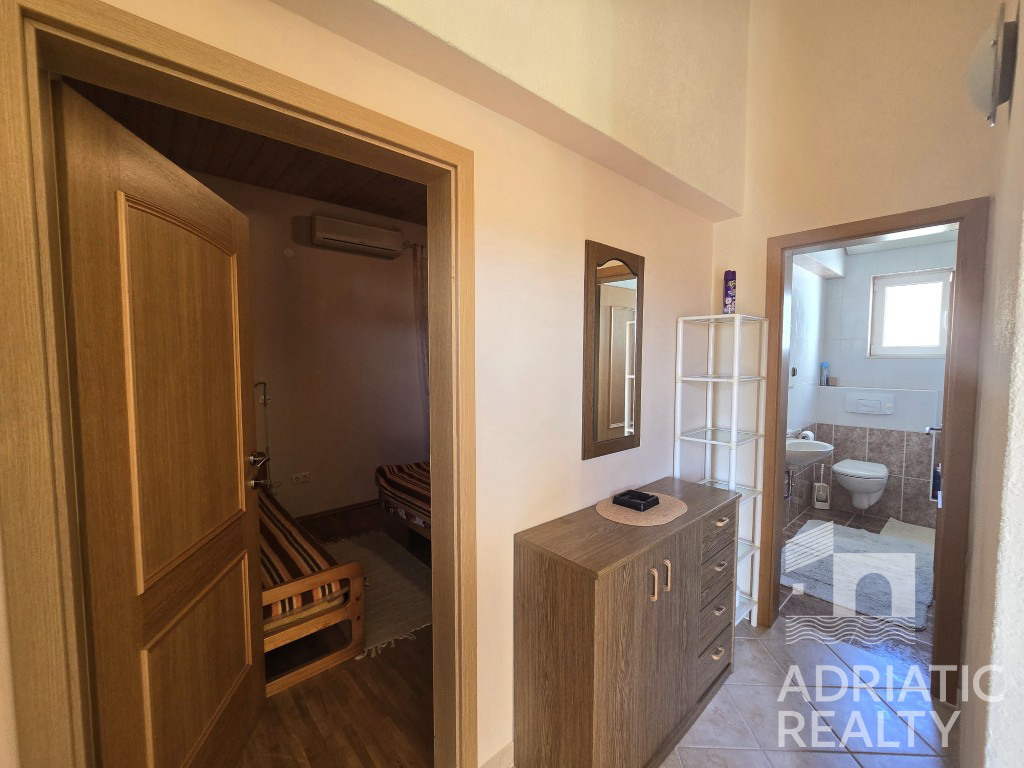 Vodice, splendida casa familiare con piscina e giardino ben curato