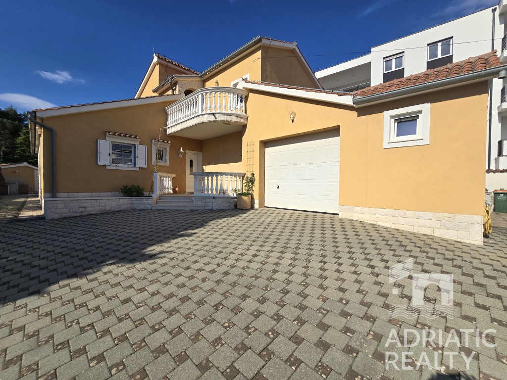 Vodice, splendida casa familiare con piscina e giardino ben curato