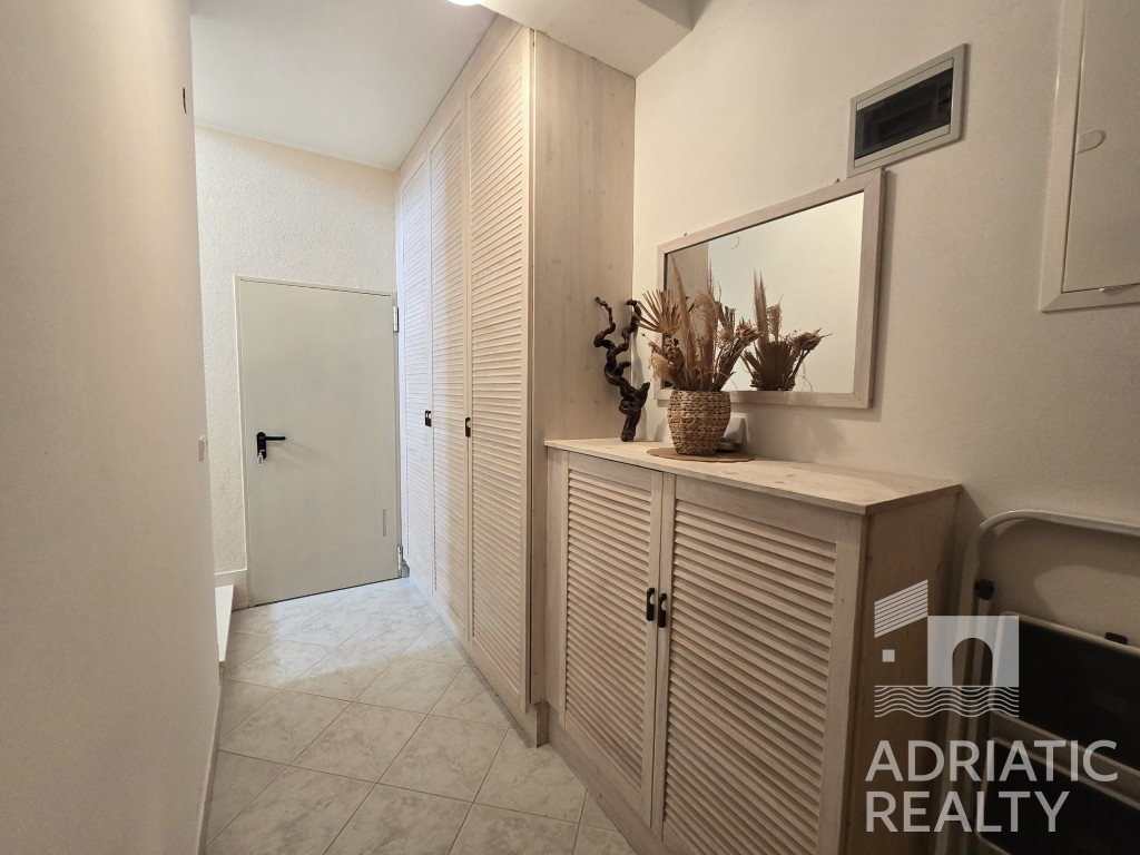 Vodice, splendida casa familiare con piscina e giardino ben curato