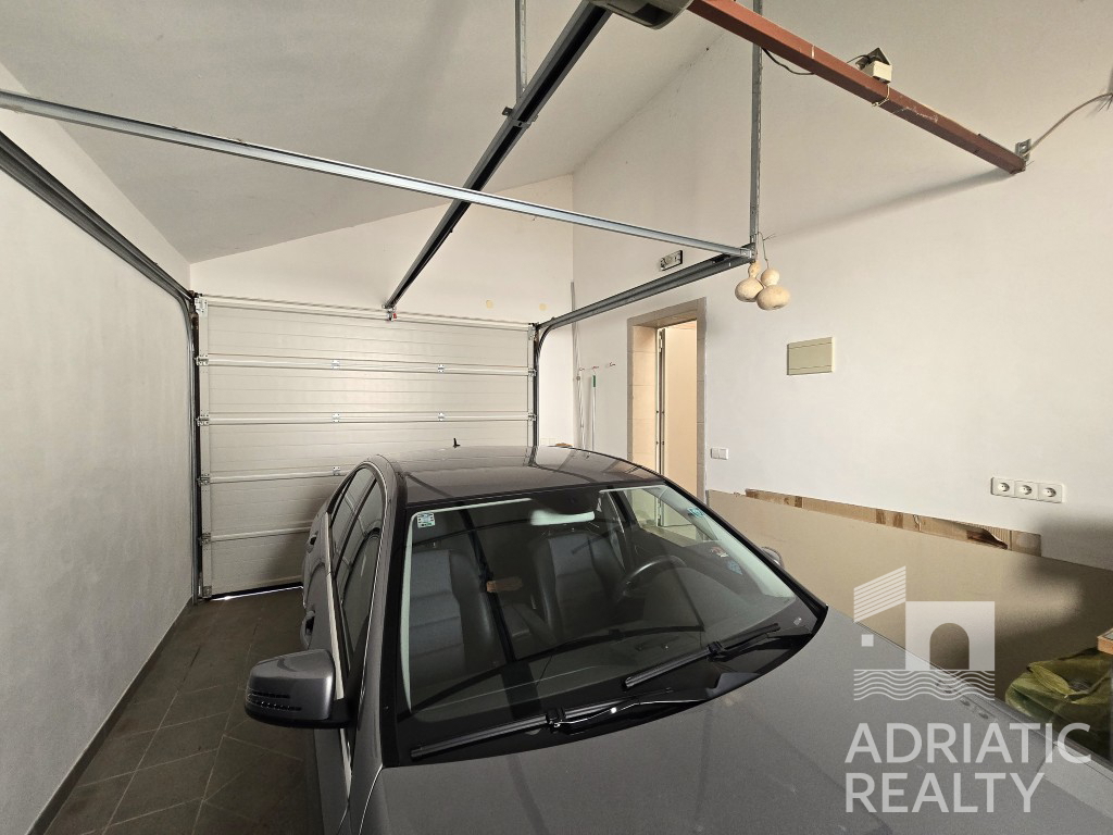 Vodice, splendida casa familiare con piscina e giardino ben curato