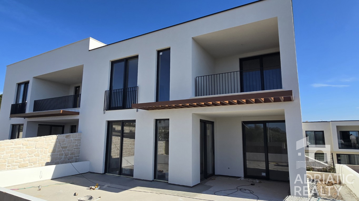 Vodice, moderna dvojna kuća s pogledom na more