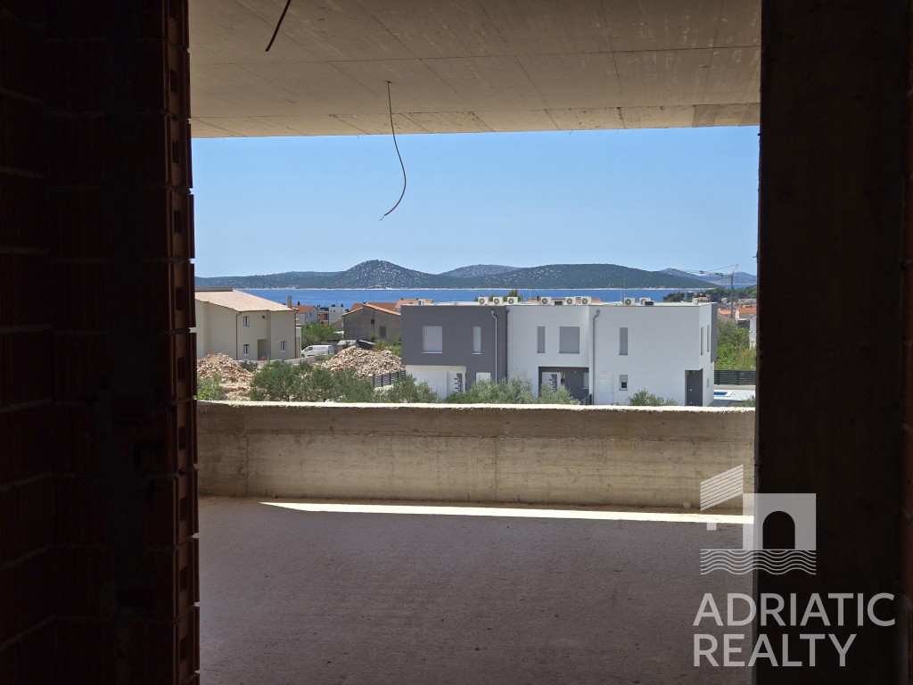 Vodice, moderno appartamento su due livelli con piscina e giardino