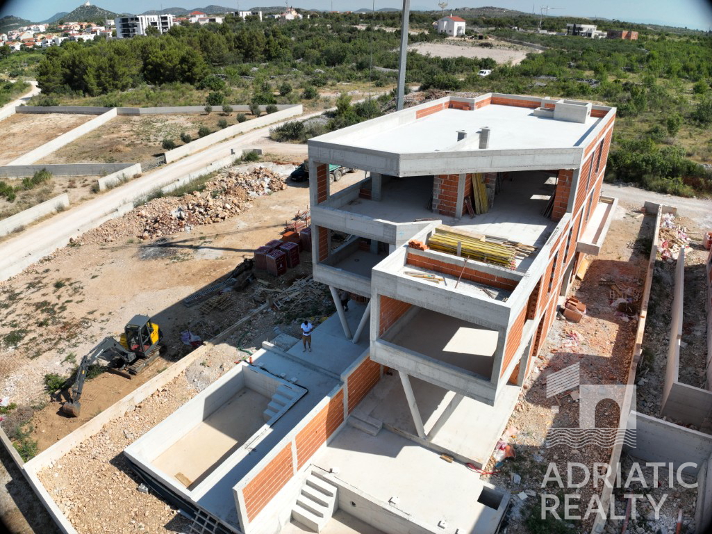 Vodice, moderno appartamento su due livelli con piscina e giardino