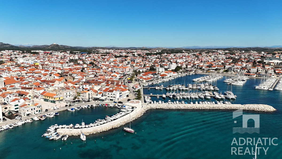 Vodice, moderno appartamento su due livelli con piscina e giardino