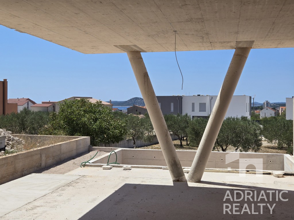 Vodice, moderno appartamento su due livelli con piscina e giardino