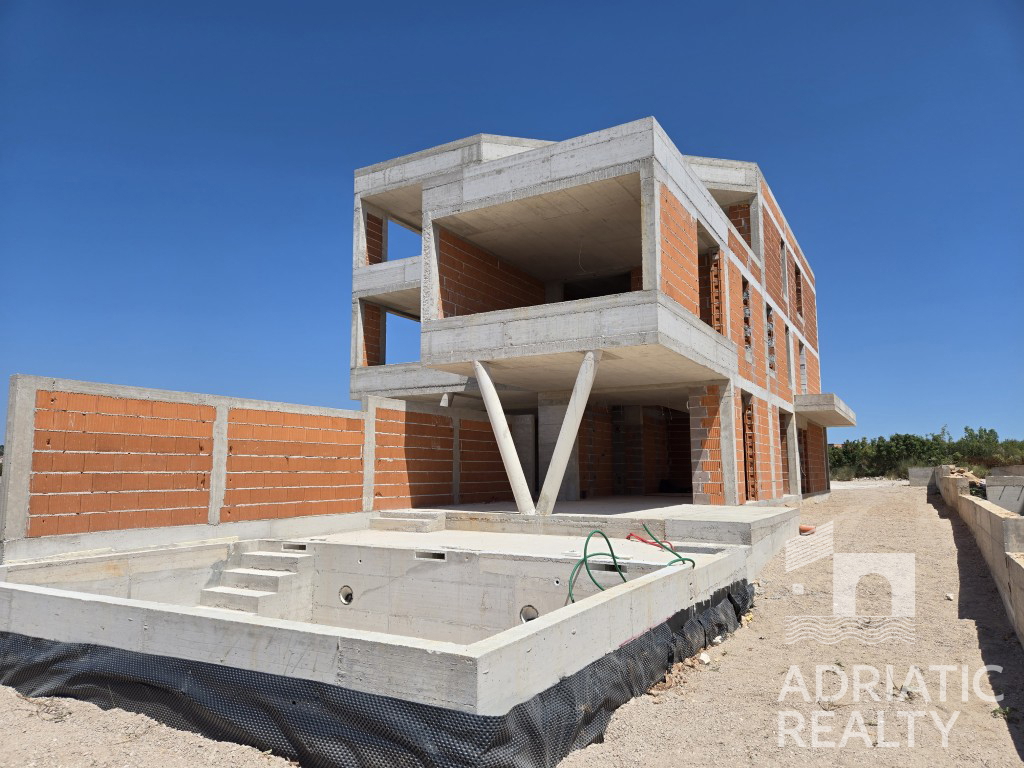 Vodice, moderno appartamento su due livelli con piscina e giardino