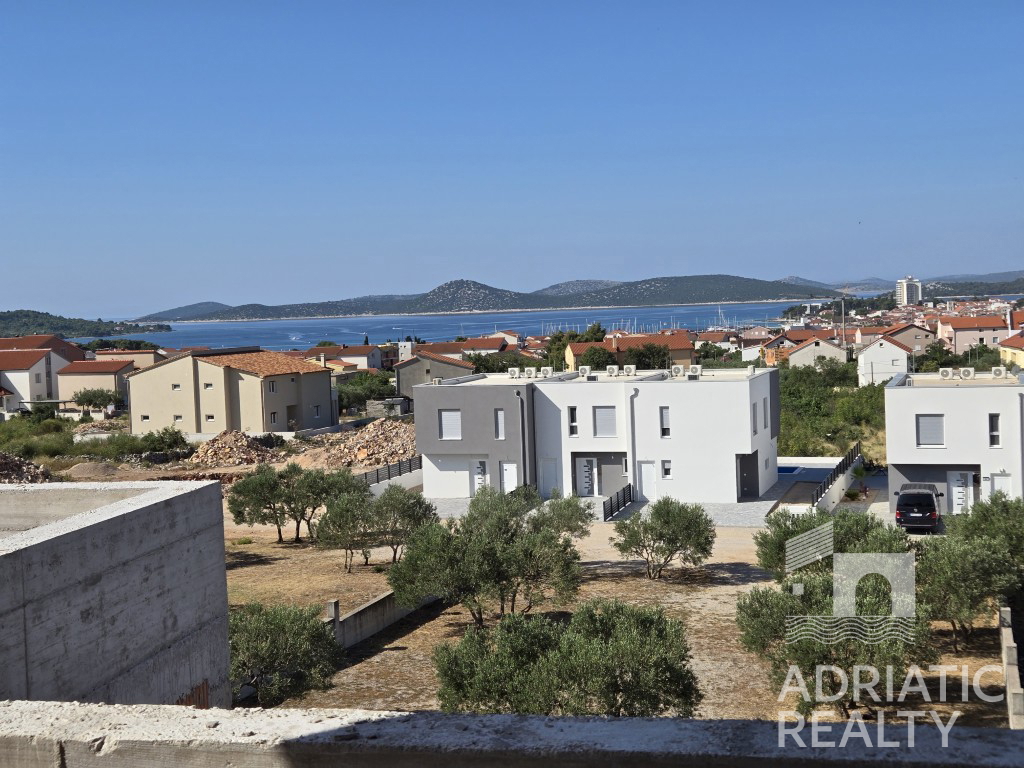 Vodice, attico esclusivo con vista mare in una moderna costruzione di nuova realizzazione
