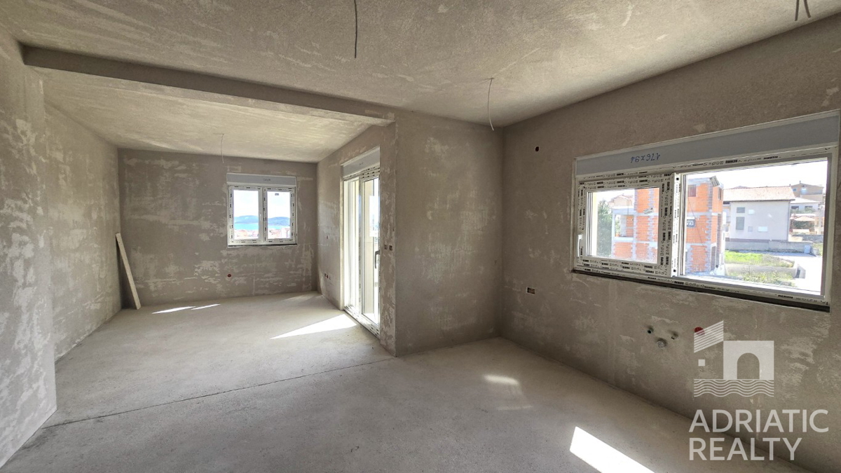 Vodice, appartamento trilocale con ripostiglio e parcheggio