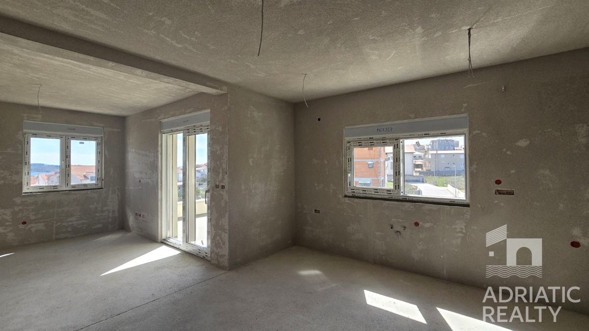 Vodice, appartamento trilocale con ripostiglio e parcheggio