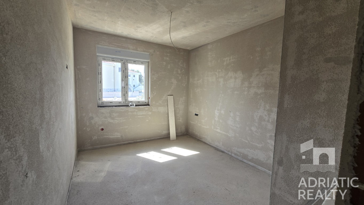 Vodice, appartamento trilocale con ripostiglio e parcheggio