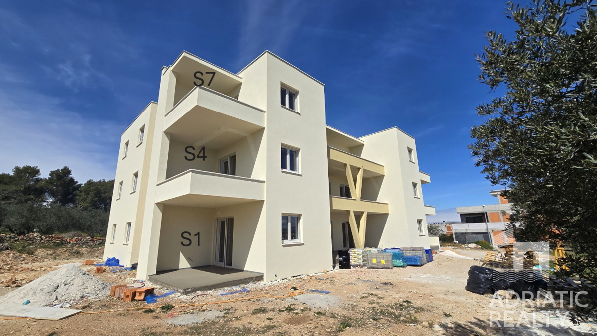 Vodice, appartamento trilocale con ripostiglio e parcheggio