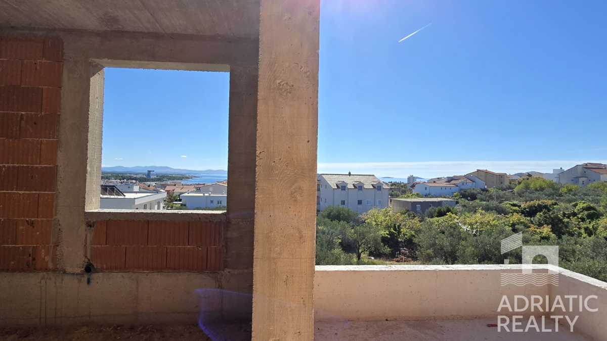 Vodice, appartamento trilocale con ripostiglio e parcheggio