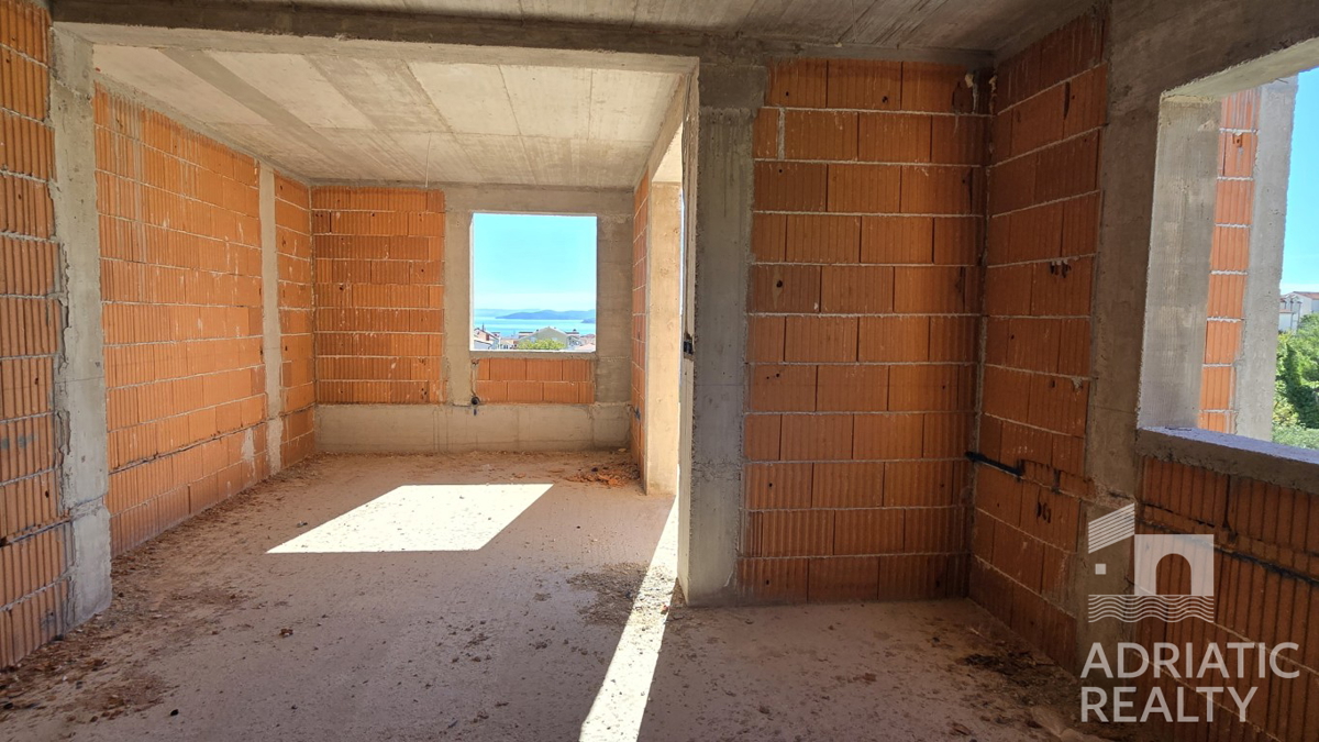 Vodice, appartamento trilocale con ripostiglio e parcheggio