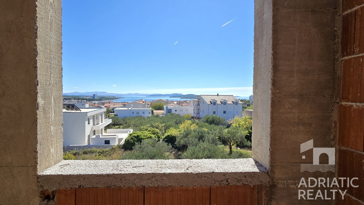 Vodice, appartamento trilocale con ripostiglio e parcheggio