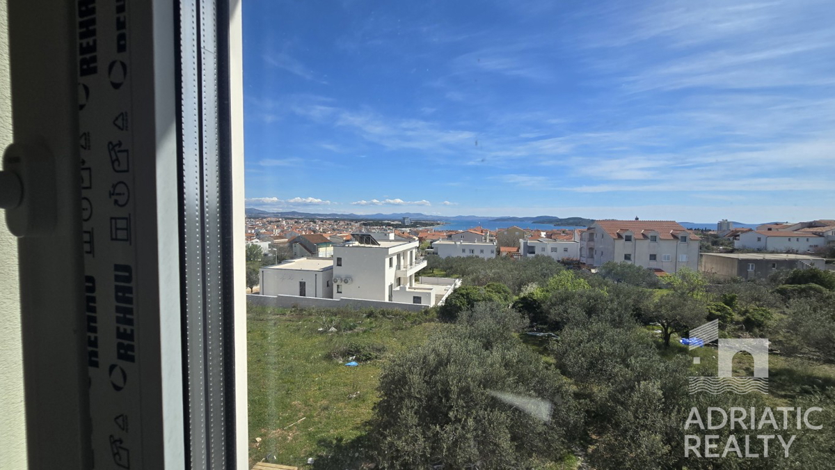 Vodice, appartamento trilocale con ripostiglio e parcheggio