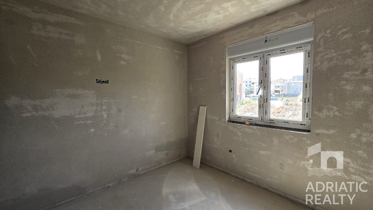 Vodice, appartamento trilocale con ripostiglio e parcheggio