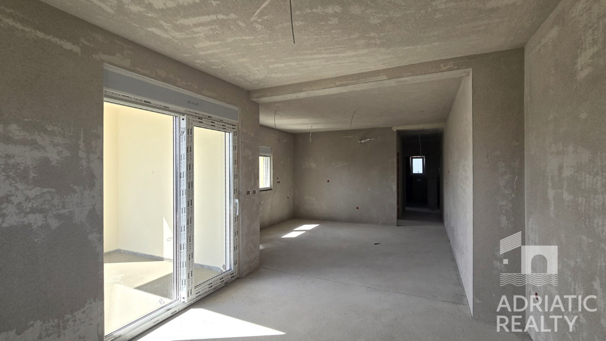 Vodice, appartamento trilocale con ripostiglio e parcheggio