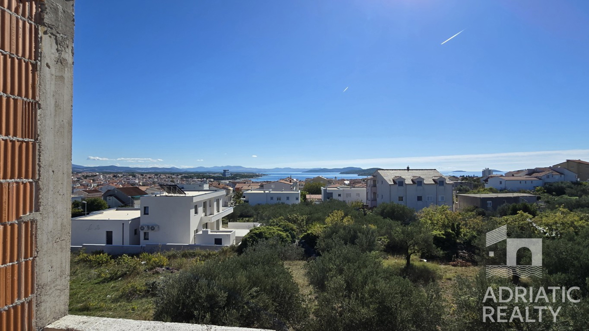 Vodice, appartamento trilocale con ripostiglio e parcheggio