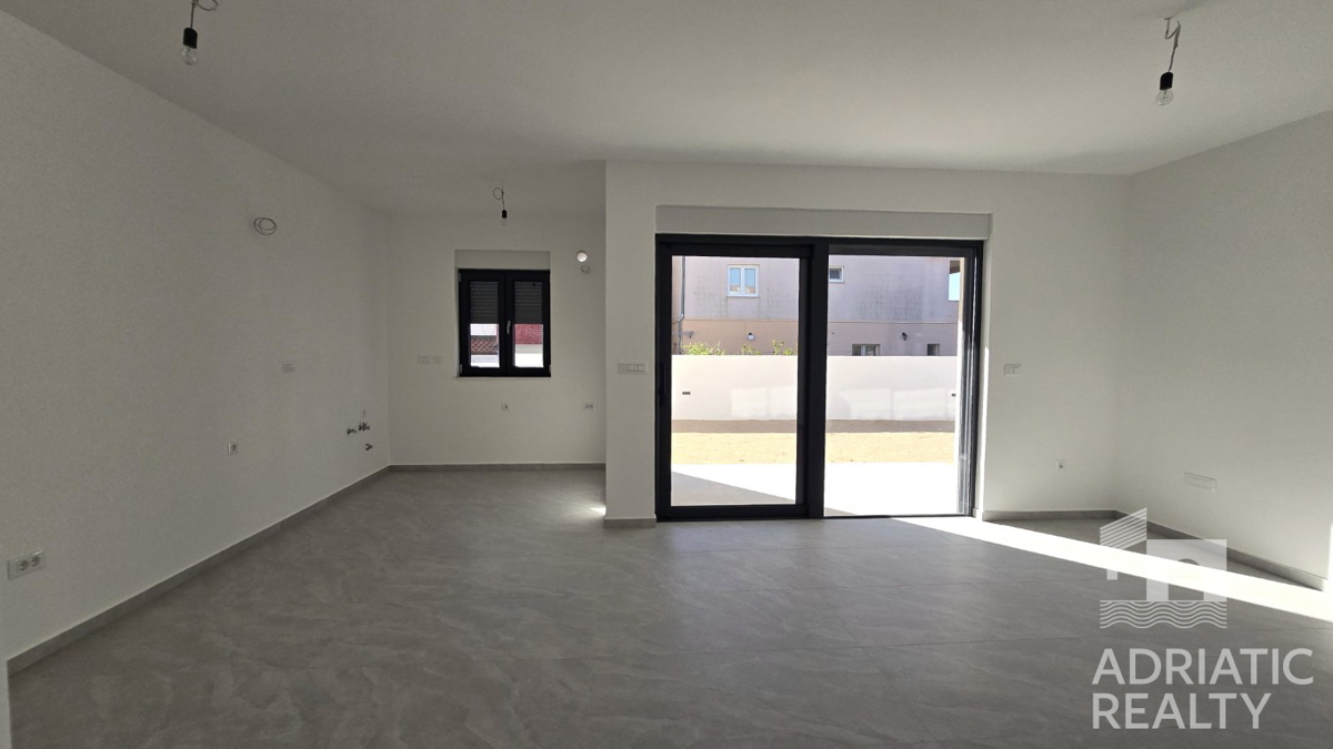 Vodice, nuova costruzione, appartamento su due livelli con due camere da letto e terrazza