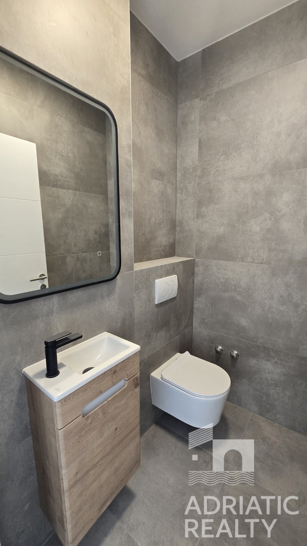 Vodice, nuova costruzione, appartamento su due livelli con due camere da letto e terrazza