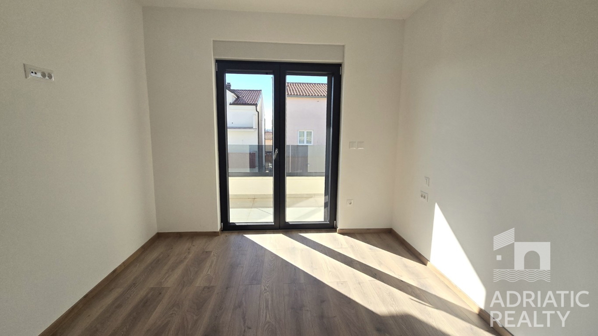 Vodice, nuova costruzione, appartamento su due livelli con due camere da letto e terrazza