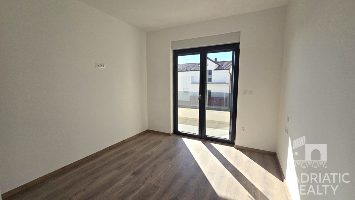 Vodice, nuova costruzione, appartamento su due livelli con due camere da letto e terrazza