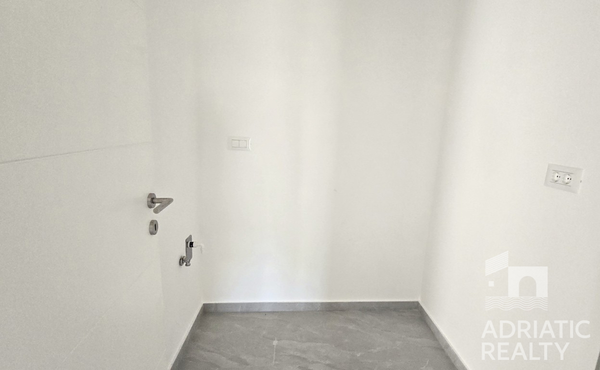 Vodice, nuova costruzione, appartamento su due livelli con due camere da letto e terrazza