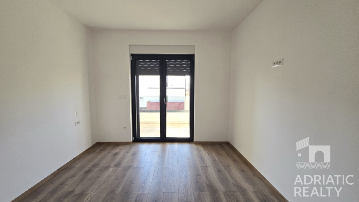 Vodice, nuova costruzione, appartamento su due livelli con due camere da letto e terrazza